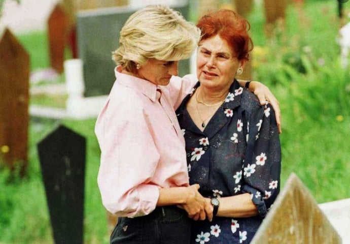 PRINCEZA DIANA JE NEKOLIKO SEDMICA PRIJE SMRTI POSJETILA BOSNU I HERCEGOVINU: Na  sarajevskom groblju tješila uplakanu majku (FOTO)