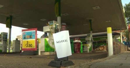 SITUACIJA U BRITANIJI POGORŠAVA SE IZ DANA U DAN: Nekoliko hiljada benzinskih pumpi je bez goriva, ljudi se fizički obračunavaju za preostale zalihe, problemi i u brojnim drugim sektorima