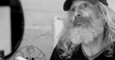 25 GODINA JE BIO BESKUĆNIK, NIJE SE ŠIŠAO NI BRIJAO, A ONDA JE OTIŠAO FRIZERU: Pogledajte kako sada izgleda, JE LI OVO ISTI ČOVJEK?