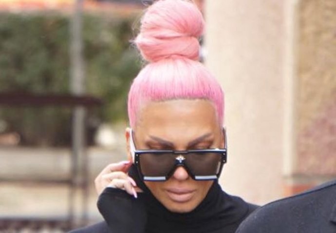 KARLEUŠINA SLIKA SA SAHRANE OBIŠLA SVIJET: Vidite li zbog čega? 