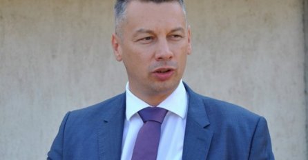 Nešić na trgu Krajine kritikovao rad RTRS-a.: RS mora biti majka svih nas, a ne samo jednog sina