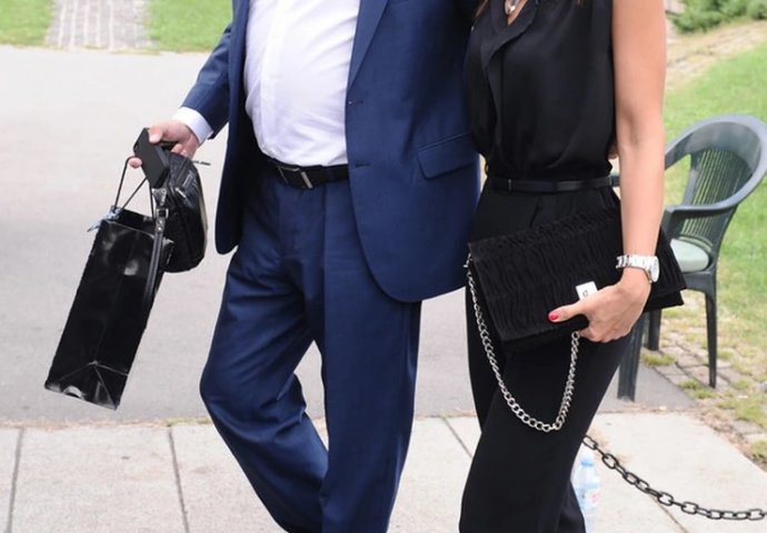 OŽENIO SE U PAPUČAMA, OVO JE 17 GODINA MLAĐA SUPRUGA VOJE NEDELJKOVIĆA: Doktorica je i zove se Maja,A EVO KAKO IZGLEDA (FOTO)