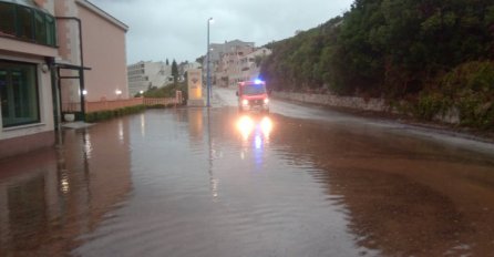 Odroni na cesti, brojne ulice poplavljene: Bujične poplave donijele nevolje stanovnicima Neuma