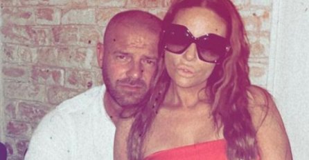 OŽENJEN JE I IMA DVOJE DJECE, EVO KO JE NOVI FRAJER ANE NIKOLIĆ: Objavljena slika sa plaže, PUN MIŠIĆA I TETOVAŽA (FOTO)