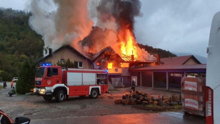 pozar-srebrenica-milici-11-okt03