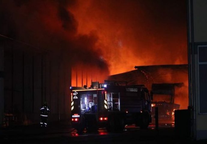 Srebrenik: Ugašen požar u firmi “Zaharex”, pričinjena višemilionska šteta