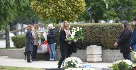 DANAS JE TROGODIŠNJI POMEN MILENI DRAVIĆ: Evo ko se pojavio na Novom groblju da oda počast legendarnoj glumici (FOTO)