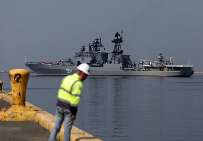 Rusija tvrdi da je spriječila ulazak američkog razarača u svoje vode