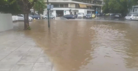 KATASTROFALNE POPLAVE,  stanovnici spas potražili na krovovima kuća: POGLEDAJTE SLIKE IZ GRČKE (FOTO)
