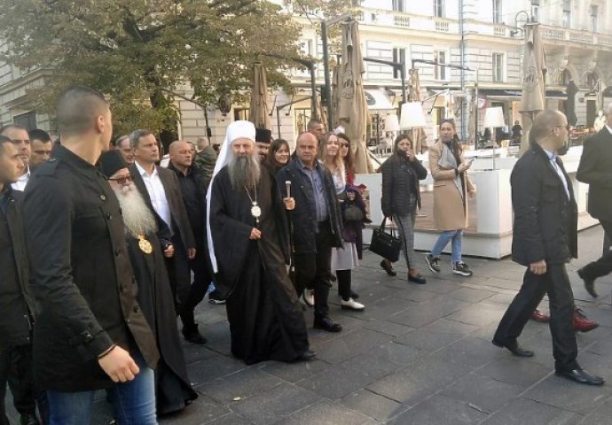 Patrijarh Porfirije i episkopi prošetali centrom Sarajeva