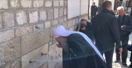 Patrijarh SPC Porfirije napio se vode sa česme kod Begove džamije