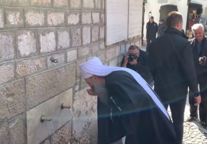 Patrijarh SPC Porfirije napio se vode sa česme kod Begove džamije
