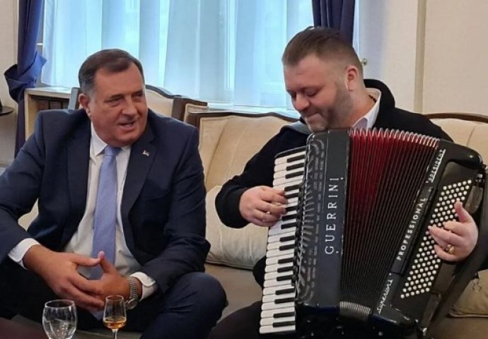 Borenović o Dodiku s harmonikašem: Ovo može samo čovjek koji je stvarno puk'o, on pjevajući najavljuje neke nove ratove i stradanja