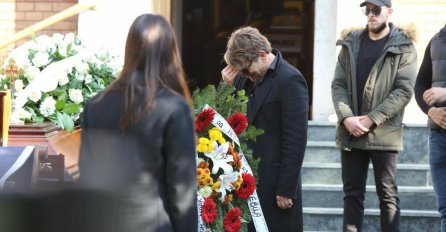 BJELA SE SLOMIO NA SAHRANI MARKA ŽIVIĆA: Vijenac od bijelih ruža za prijatelja, a na njemu dirljiva poruka