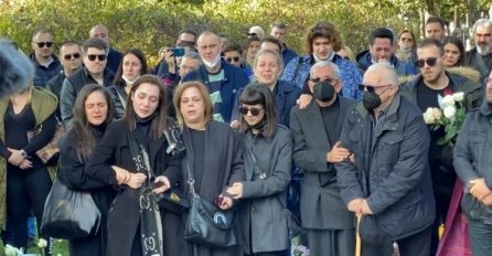 SAHRANJEN MARKO ŽIVIĆ, PORODICA GRCA U SUZAMA I PJEVA: "JELENI UMIRU SAMI"! Emotivan prizor sa groblja (VIDEO)