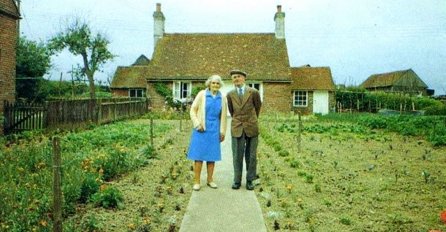 OVAJ STARIJI PAR JE SVAKE GODINE PRAVIO ISTU FOTOGRAFIJU ISPRED KUĆE: Kad vidite posljednju fotografiju, nećete moći zaustaviti suze (FOTO)