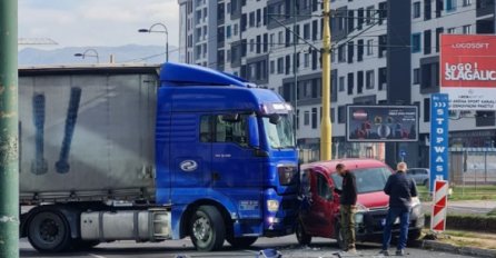 Sudar kamiona i automobila na Stupu: Saobraćaj potpuno blokiran