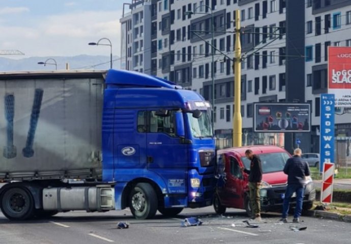 Sudar kamiona i automobila na Stupu: Saobraćaj potpuno blokiran