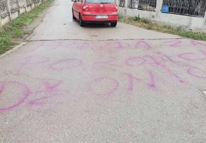 SKANDALOZNO! U selu osvanuo grafit podrške osumnjičenom za ubistvo porodice Đokić