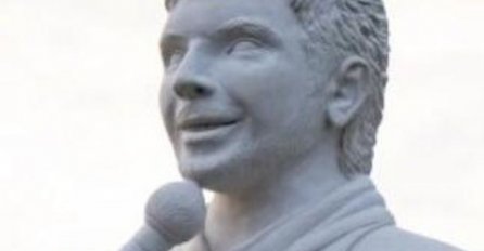 "AKO JE OVO TOŠE, JA SAM DŽON TRAVOLTA" Hrvati podigli spomenik Proeskom - sad se sprda cijeli Internet (FOTO)