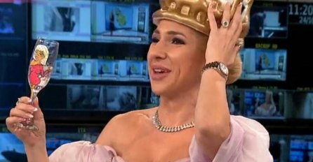 JOVANA SE KRUNISALA U EMISIJI UŽIVO, DANAS SLAVI ROĐENDAN: Jeremićeva na ivici suza, EVO KAKO SU JE NAZVALE KOLEGE, HIT TORTA (FOTO)