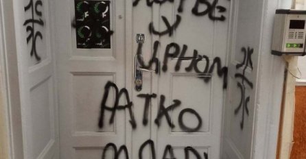 Uvredljivi grafiti i podrška Ratku Mladiću ispisani na vratima pokreta "Žene u crnom"