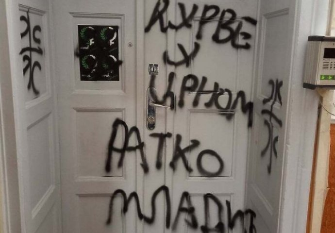 Uvredljivi grafiti i podrška Ratku Mladiću ispisani na vratima pokreta "Žene u crnom"