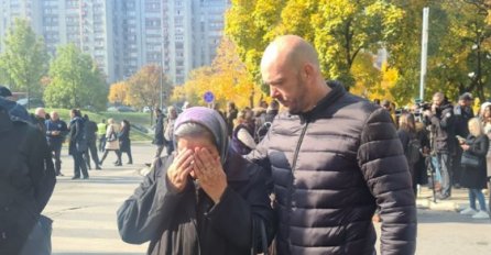 Tužne scene na mjestu stradanja sarajevskih policajaca: Majka Adisa Šehovića pustila suze