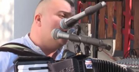 Harmonikaš Željko Đakić na harmoniku postavio terminal za plaćanje karticom