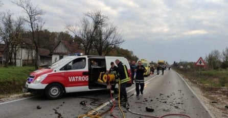 Težak udes kod Doboja, vatrogasci sjekli auta da dođu do povrijeđenih