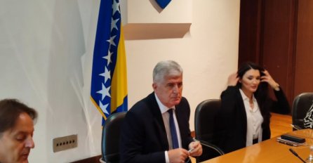 Čović na kafi s novinarima poručio: Bolje razgovarati, nego zveckati oružjem