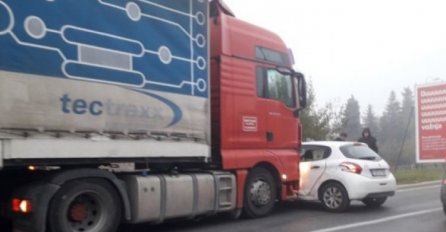 Sudar kamiona i automobila na ulazu u Sarajevo