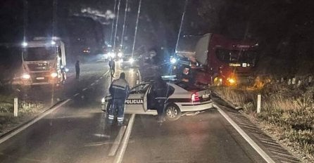 Teška saobraćajna nesreća: U sudaru kamiona i automobila kod Žepča poginula jedna osoba, dvije povrijeđene