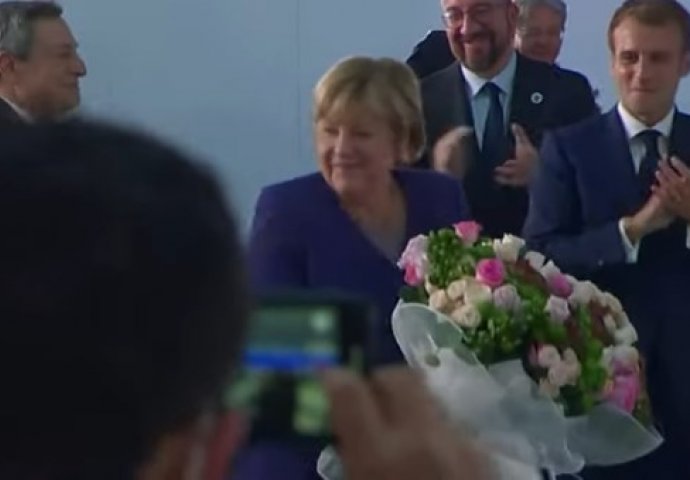 Lideri G20 “oprostili se” od Merkel višeminutnim pljeskom i buketom ruža