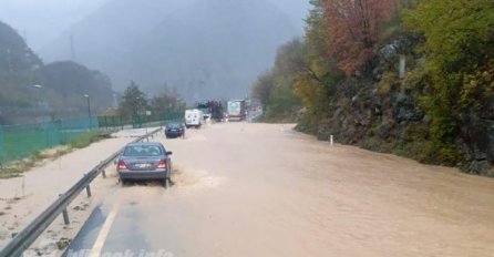 Haos zbog poplava i odrona na putu M-17: Objavljene fotografije, obustavljen saobraćaj
