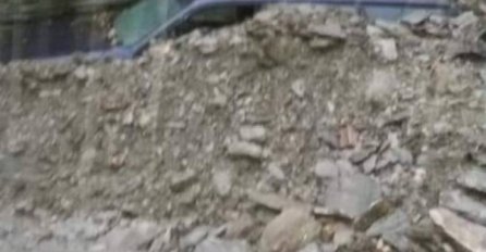 Dramatični prizori iz Jablanice: Klizište zatrpalo dva automobila