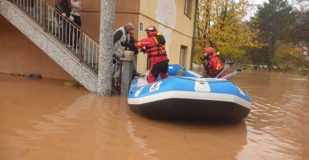 Ekipe FUCZ-a evakuišu starije osobe iz naselja Otes u Vatrogasni dom