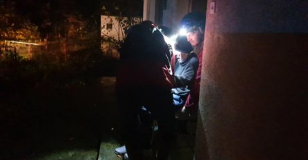 UVIJEK NA USLUZI GRAĐANIMA Spasioci i tijekom noći evakuisali ugrožene građane, dostavljali im hranu i potrepštine čamcima