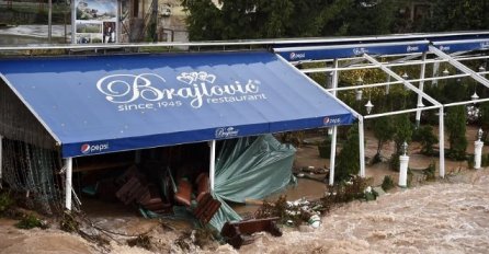 Vodostaj Željeznice i dalje raste, bašta restorana "Brajlović" još uvijek pod vodom