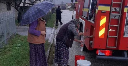 Mještanima Trnova dostavljaju pitku vodu vatrogasnim kolima, stanje krajnje ozbiljno