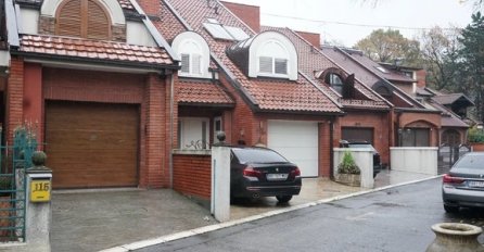 TUGA ISPRED KUĆE MARINKA ROKVIĆA: Brojni prijatelji i kolege ispred porodične kuće