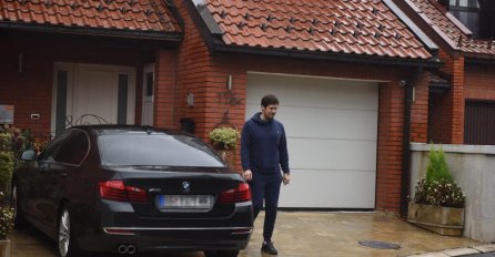 Nikola Rokvić ispred porodične kuće:  Brojni prijatelji i kolege izjavljuju saučešće porodici (FOTO)