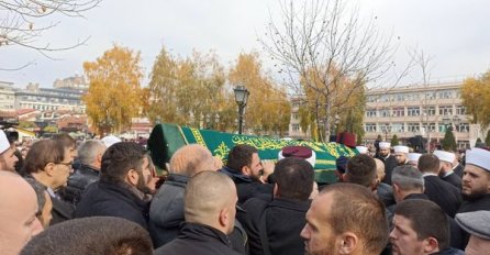 Reisu-l-ulema Islamske zajednice Husein-ef. Kavazović predvodi  dženazu muftiji Muamer-ef. Zukorliću