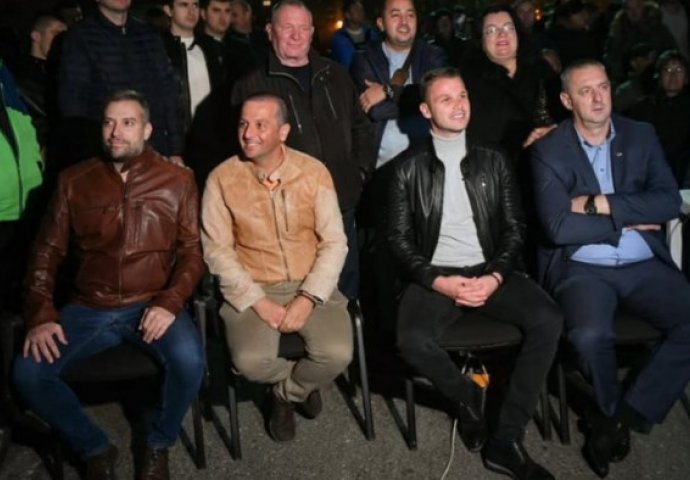 Stanivuković i Vukanović gledali dnevnik BN televizije ispred zgrade RTRS-a: Ne odustajemo od borbe