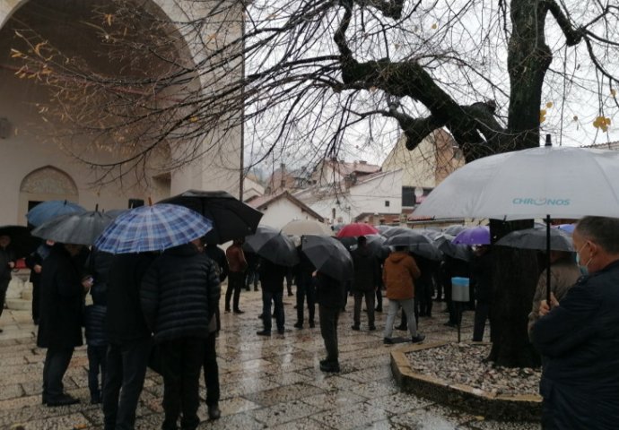 Rijeka ljudi na dženazi Hasanu Čengiću