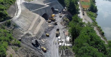 Dvojica radnika na autoputu kod Zenice upala u rijeku Bosnu, u toku potraga