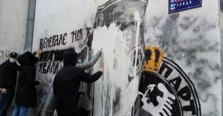 Desničari iz Beograda čiste mrlju sa murala zločinca Ratka Mladića