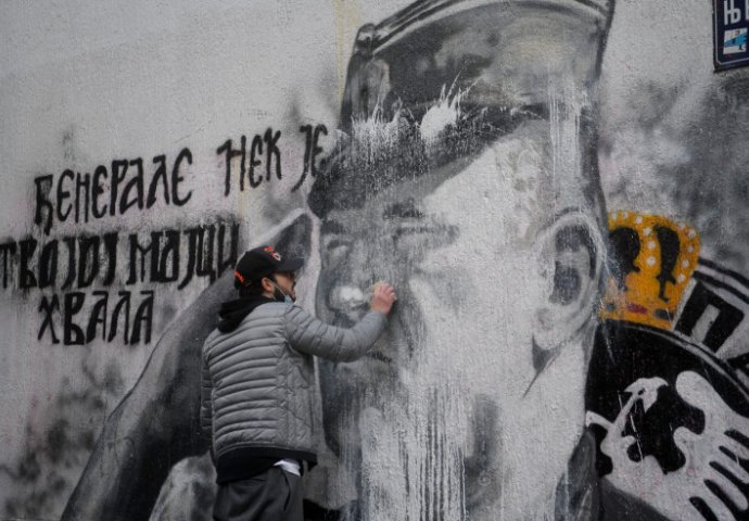 Nepoznati mladići očistili mural ratnog zločinca Ratka Mladića