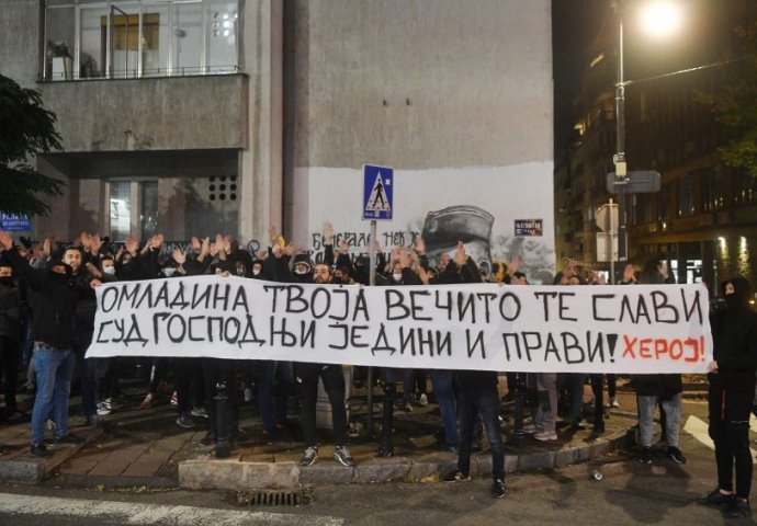 Grupa mladića večeras čuva mural Ratku Mladiću, tvrde da su „iz kraja“ FOTO