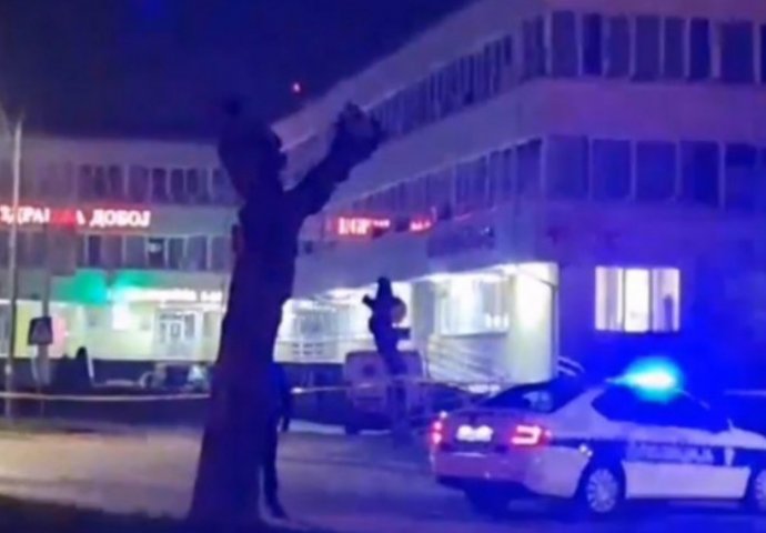 Drama u Doboju: Policija opkolila Dom zdravlja, muškarac prijeti bombom